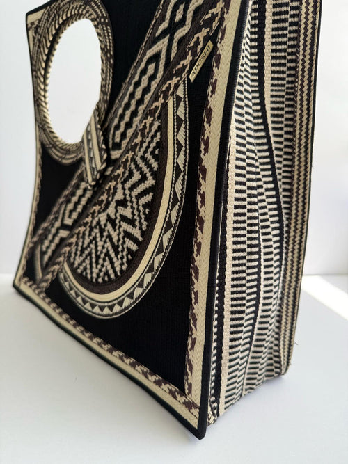 Arrow cane palm - Geometric shape: Rhombus - Black